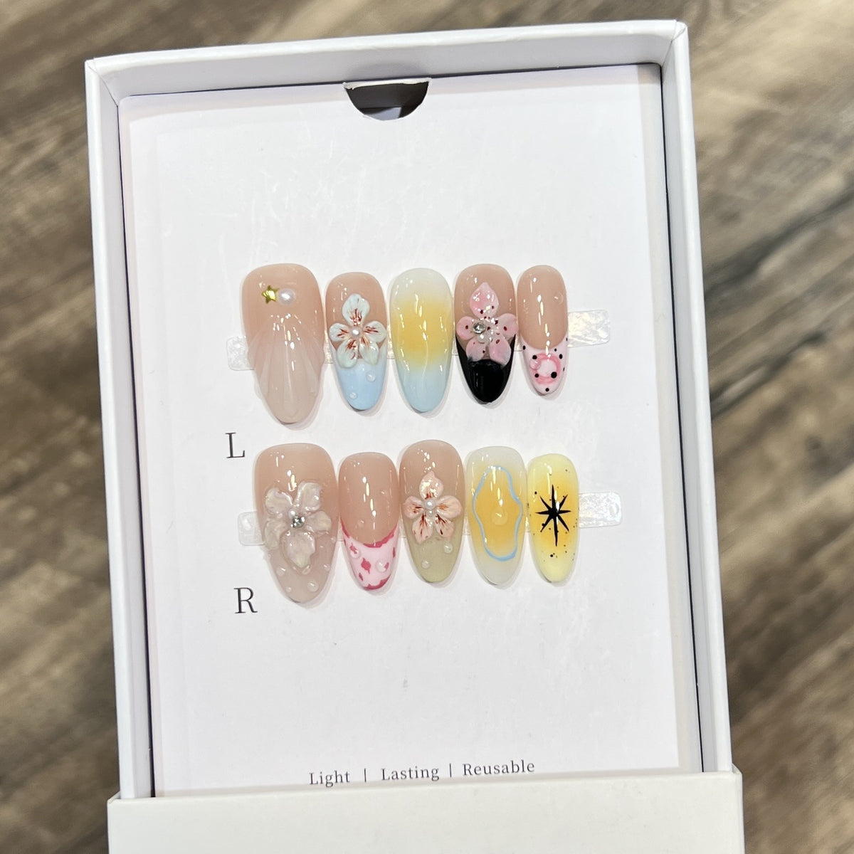 Künstlerisches Floral Press-On Nagelkunst Set Brehn