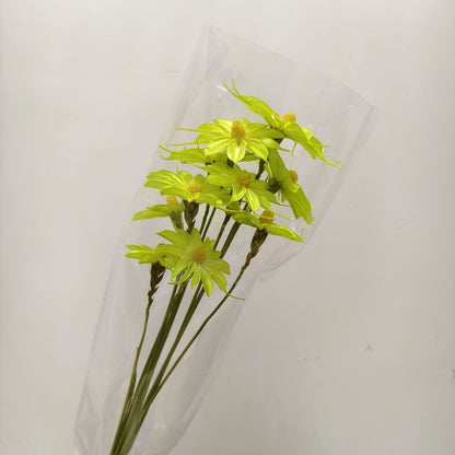 Vibrant künstlicher Blumenstrauß mit stilvoller Verpackung
