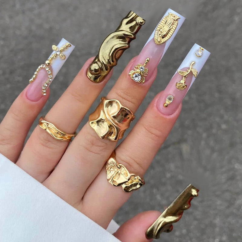 Dekoratives Press-On-Nagelset mit stilvollen goldenen Akzenten Brehn