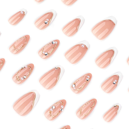 Kunstvolle Nagelkunst mit eleganten Goldakzenten Brehn