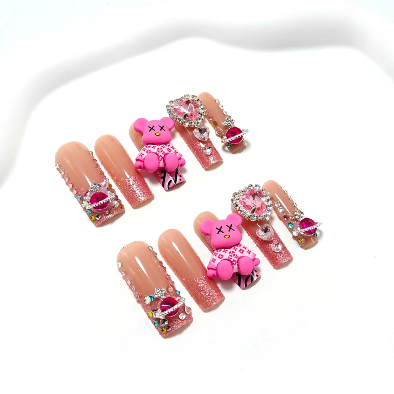 Kreative Kunstnägel mit Charms und Glitzer Brehn