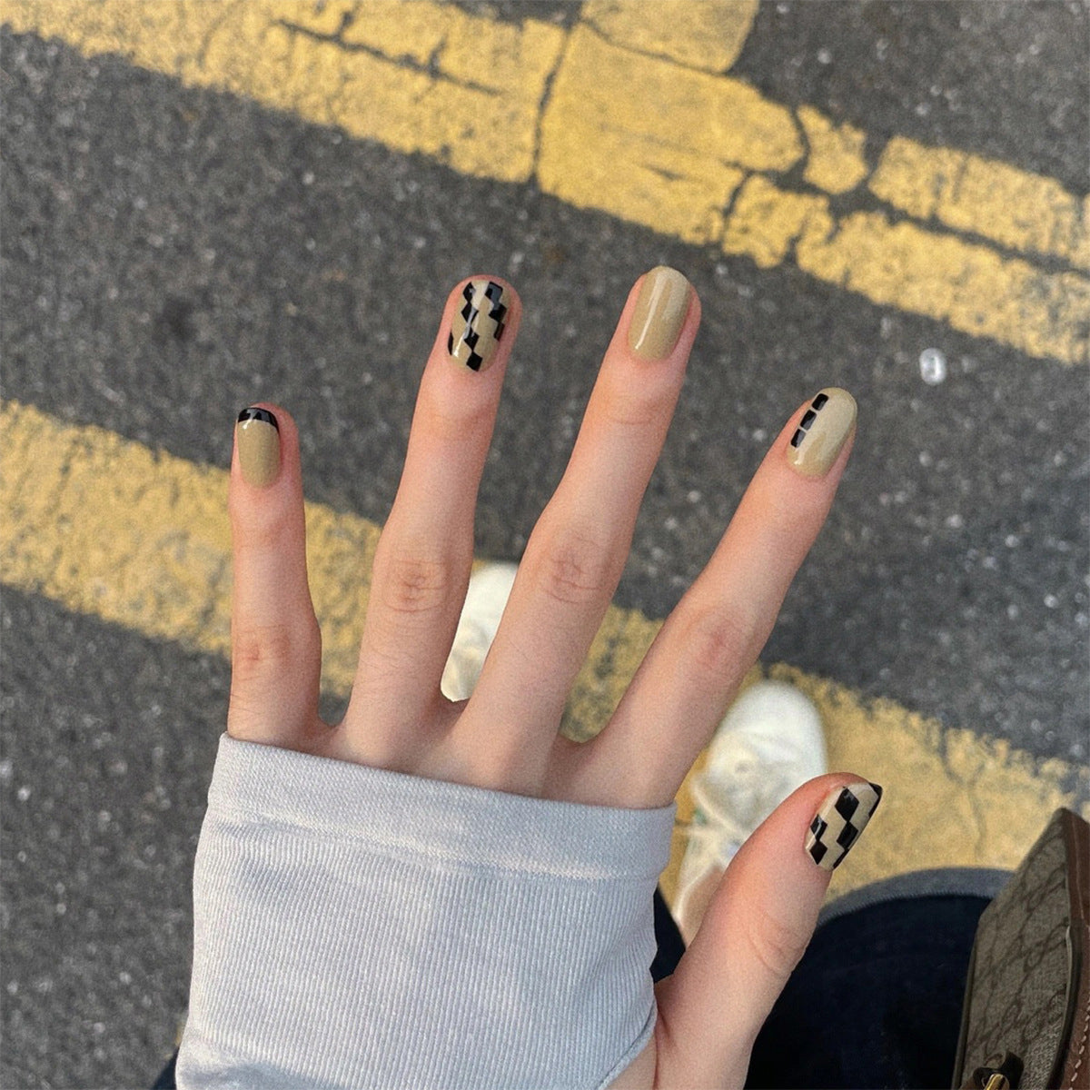 Kunstvolle Nagelverlängerungen mit elegantem Blattmuster Brehn