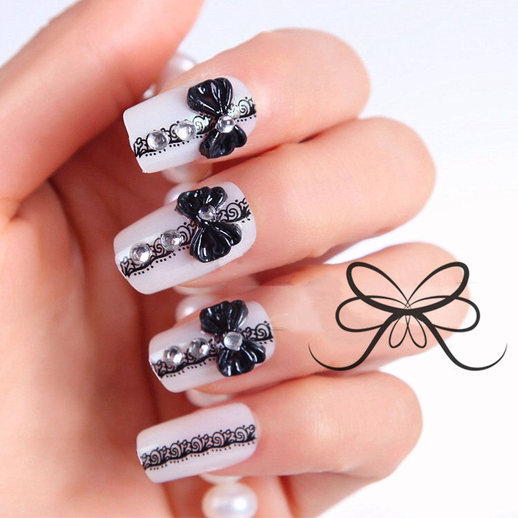 Kunstnägel mit elegantem Blumen- und Strassdesign Brehn