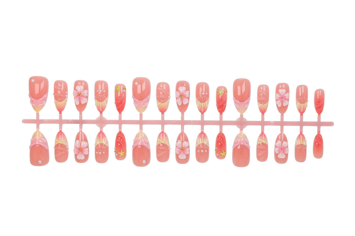 Kunstnagelset mit eleganten floralen Verzierungen und luxuriösem Glanz Brehn