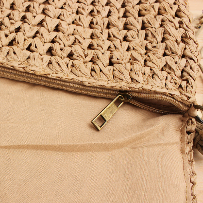 Handtasche Aus Geflochtenem Naturmaterial mit Verspielten Fransen Brehn