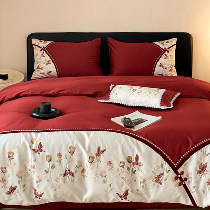 Premium-Duvetbezug-Set mit floraler Stickapplikation, kontrastierenden Einsätzen und Spitzenkante