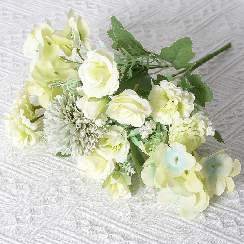 Stylischer künstlicher Blumenstrauß