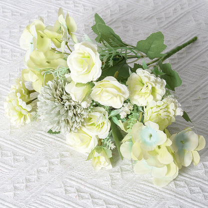 Stylischer künstlicher Blumenstrauß