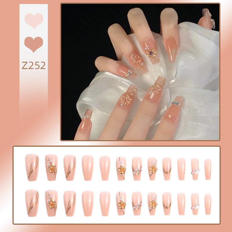 Kunstnagelset mit eleganten floralen und luxuriösen Verzierungen Brehn