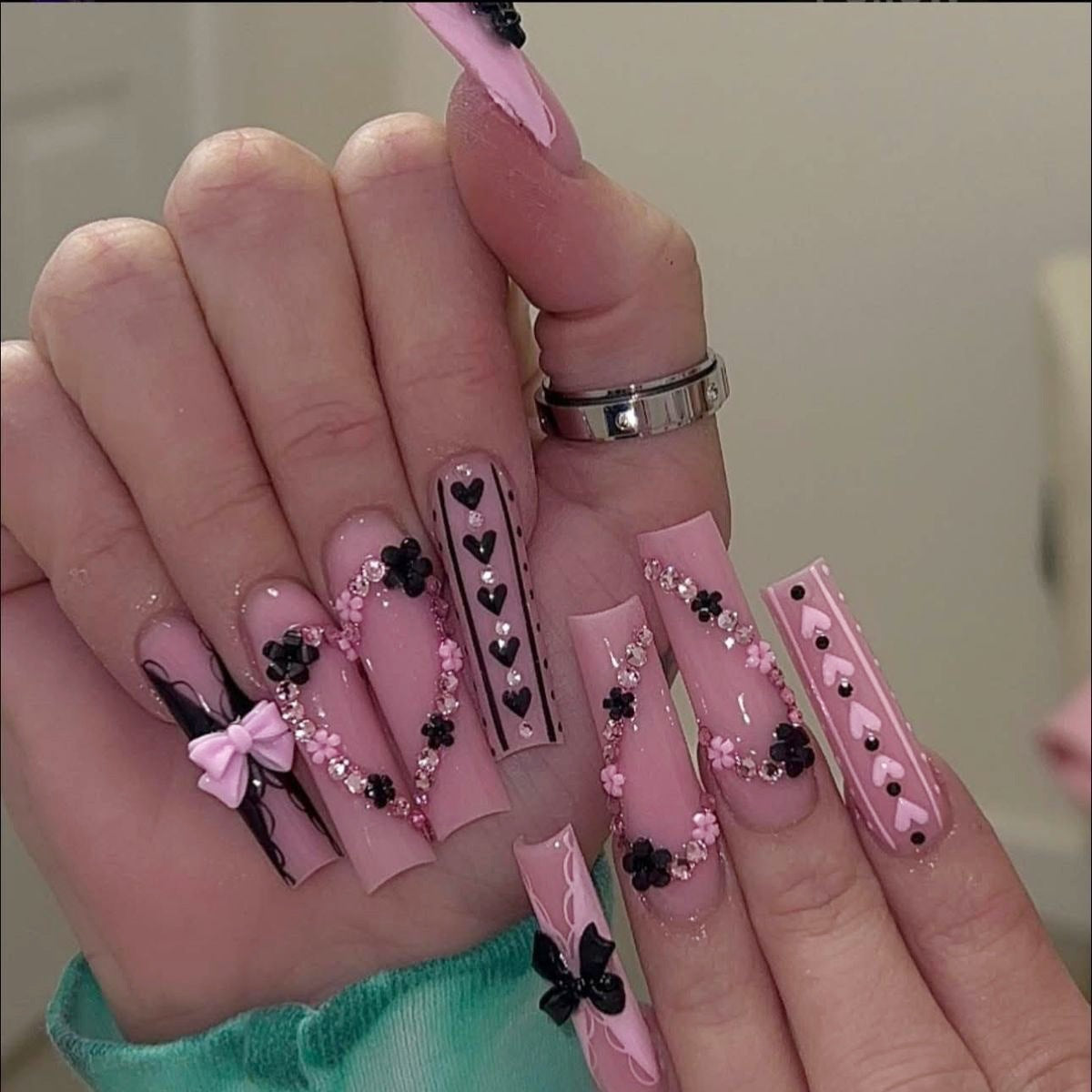 Kunstnagelset mit verspielten 3D-Rosen und eleganten Akzenten Brehn