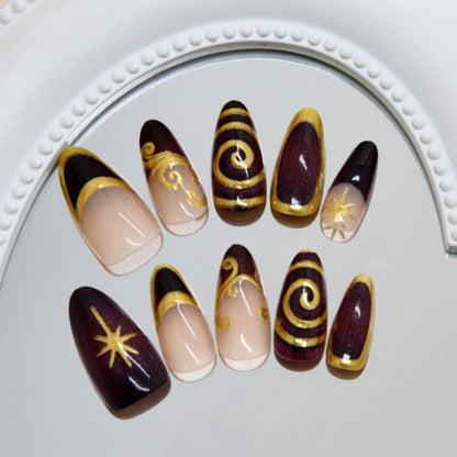 Kunstnagelset mit eleganten Spiralmustern und glamourösen goldenen Akzenten Brehn