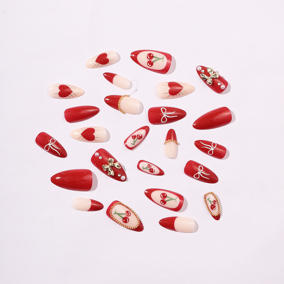 Kreatives Kunstnagelset mit eleganten Herz- und Schleifenmotiven Brehn