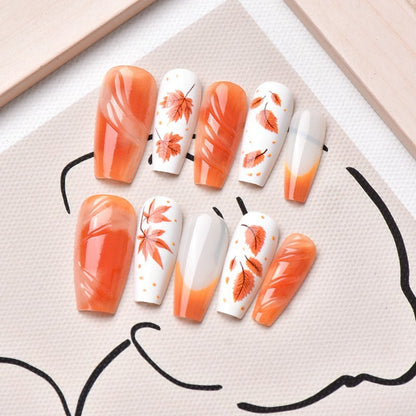 Kunstnagelset mit eleganten Herbstmotiven und glänzenden Akzenten Brehn