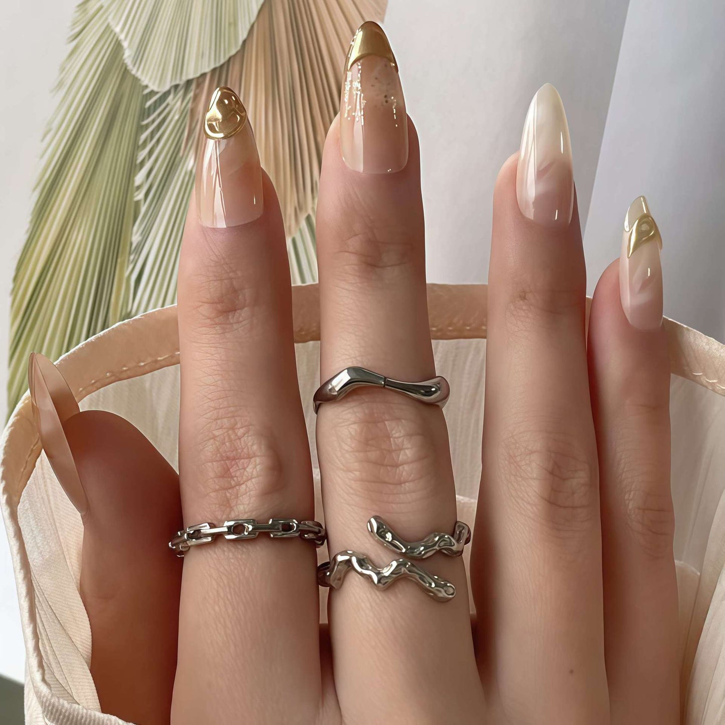 Künstlerisches Press-On Nagelset mit Gold- und Blumenakzenten Brehn