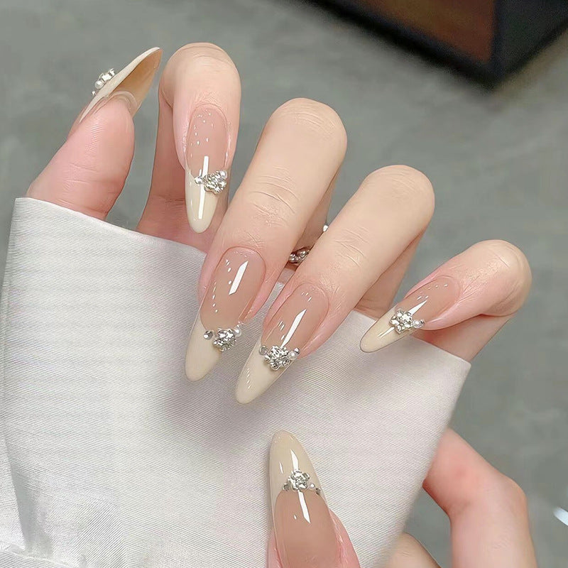 Kunstnagelset mit eleganten Spitzen und funkelnden Applikationen Brehn