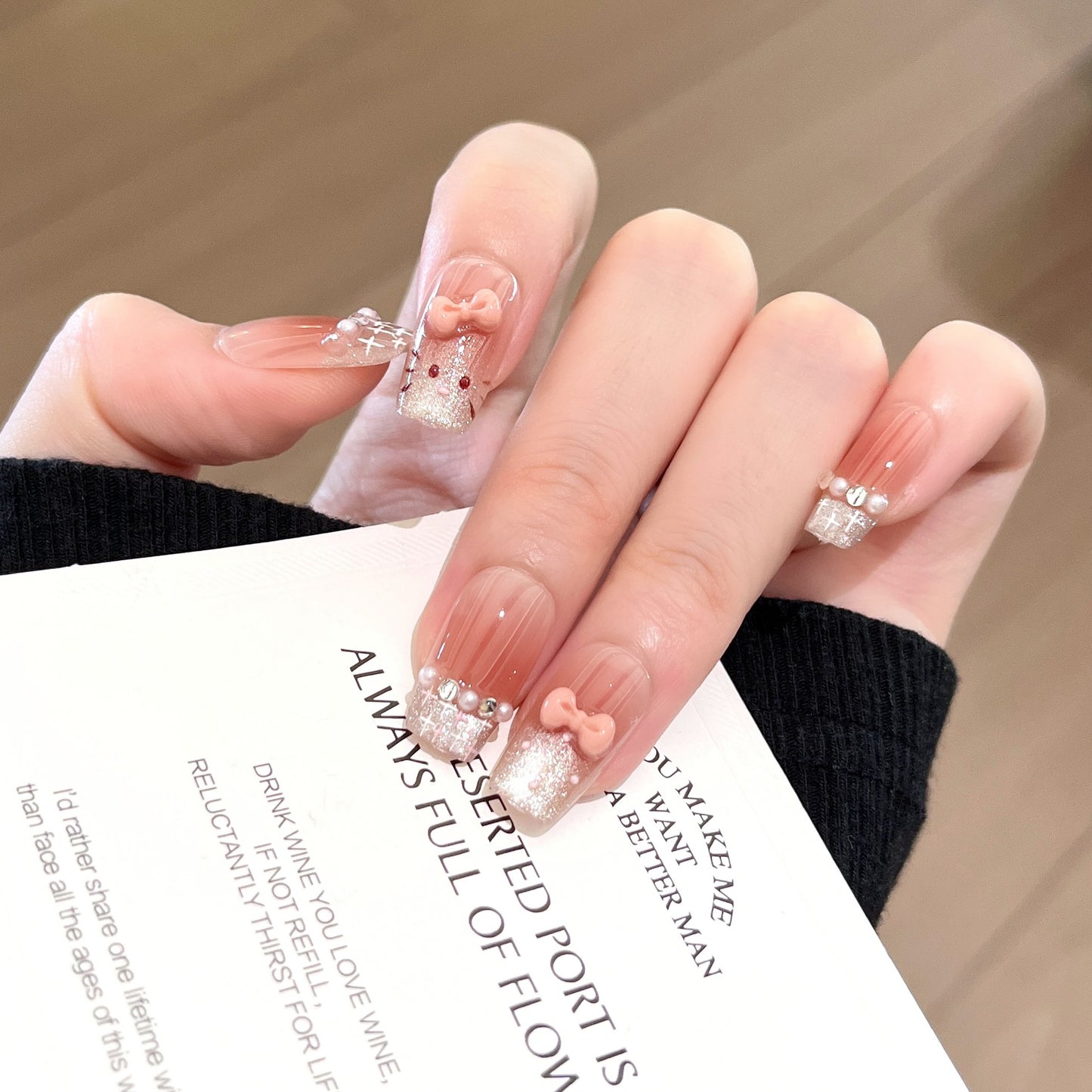 Elegantly gestaltetes, mit Kristallen verziertes Press-On Nail Set Brehn
