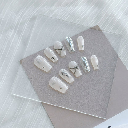Künstlerisches Press-On-Nagelset mit eleganten silbernen Akzenten