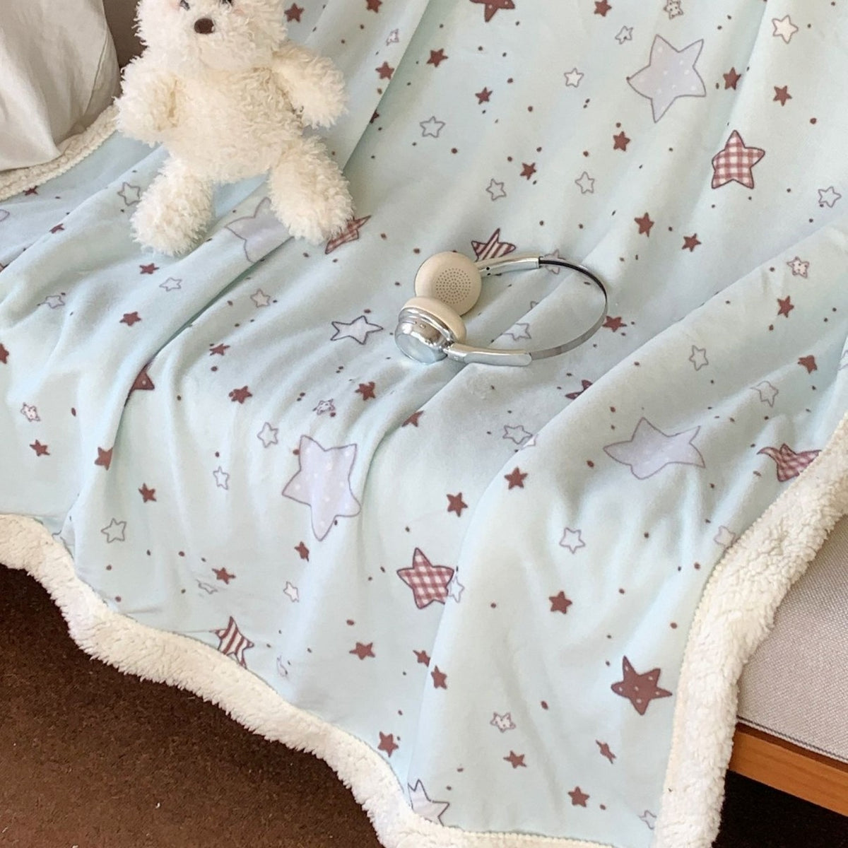 Wendbare Flauschdecke mit Cartoon-Katzenmotiv und Teddyfutter