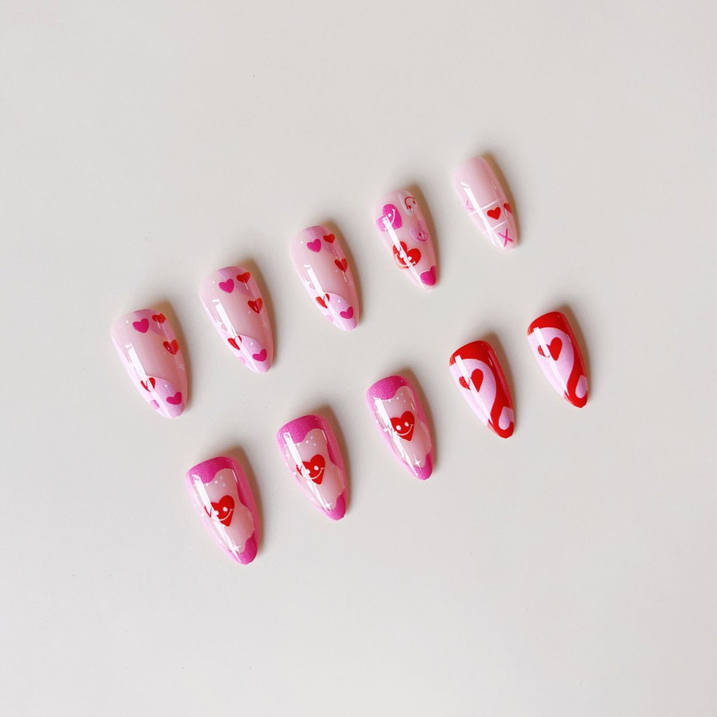 Kunstnagelset mit romantischen Herzmotiven und modernen Designs Brehn