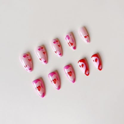 Kunstnagelset mit romantischen Herzmotiven und modernen Designs Brehn