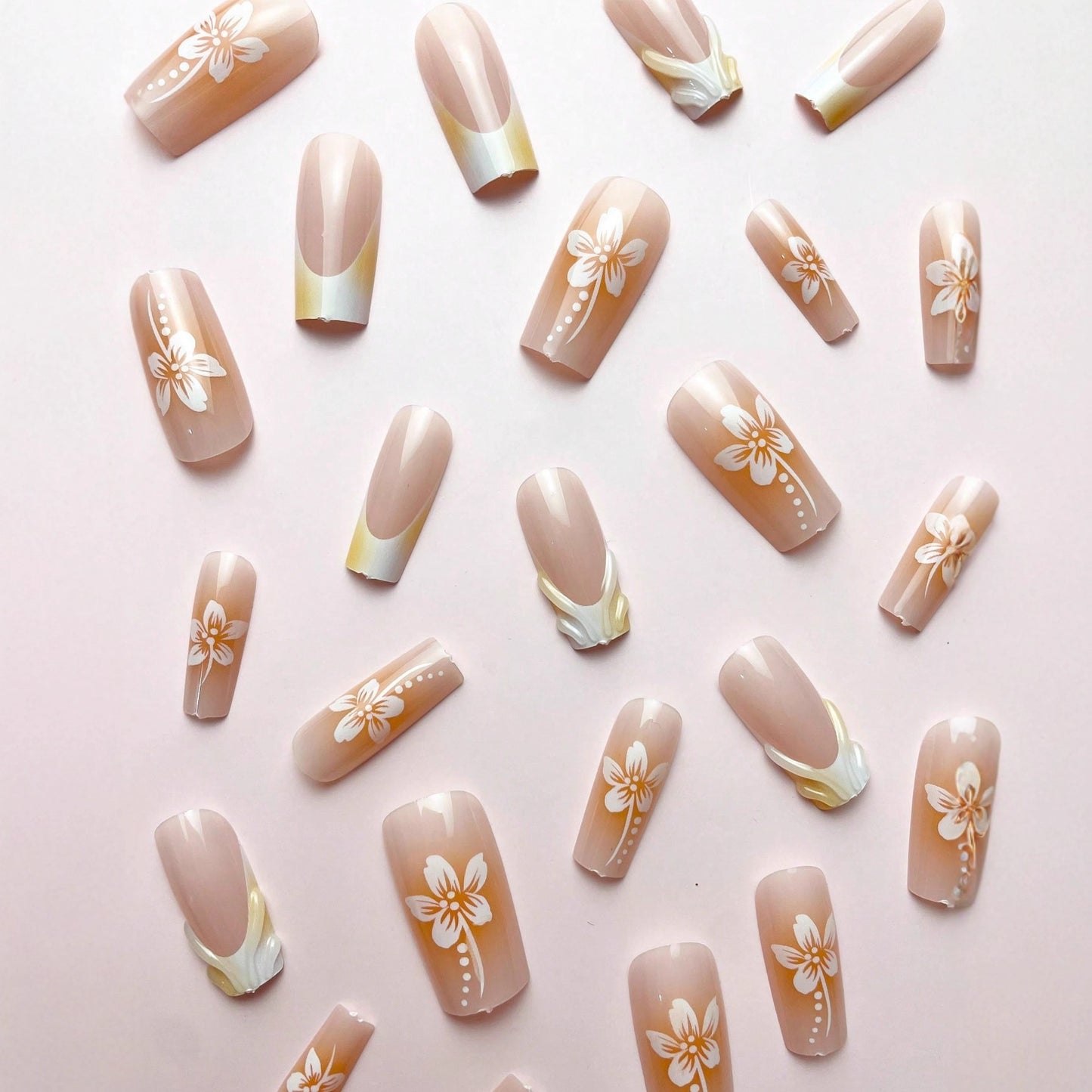 Kunstnagelset mit eleganten floralen Designs und Hochglanz-Finish Brehn