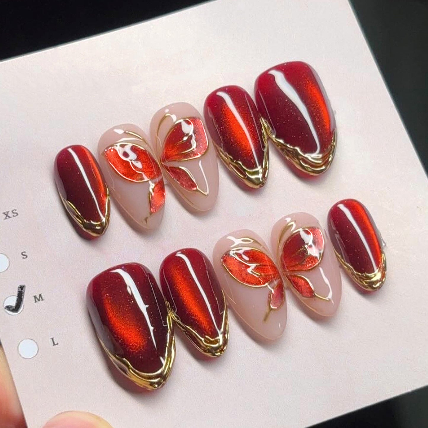 Künstlerisches Press-On Nagelset mit floralen und metallischen Akzenten Brehn