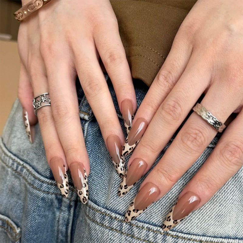 Kunstvolle Stiletto-Nägel mit Tiermuster Brehn