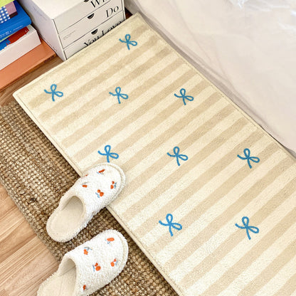 Weiche gestreifte Badematte mit Schleifen-Design