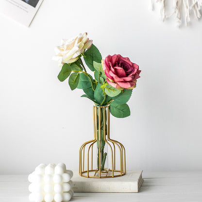Lebensechte Blumenarrangement