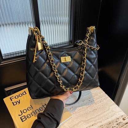 Gepolsterte Schultertasche mit Kettendetail Brehn
