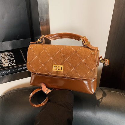 Gep quiltete Wildleder- und glänzende Leder-Handtasche