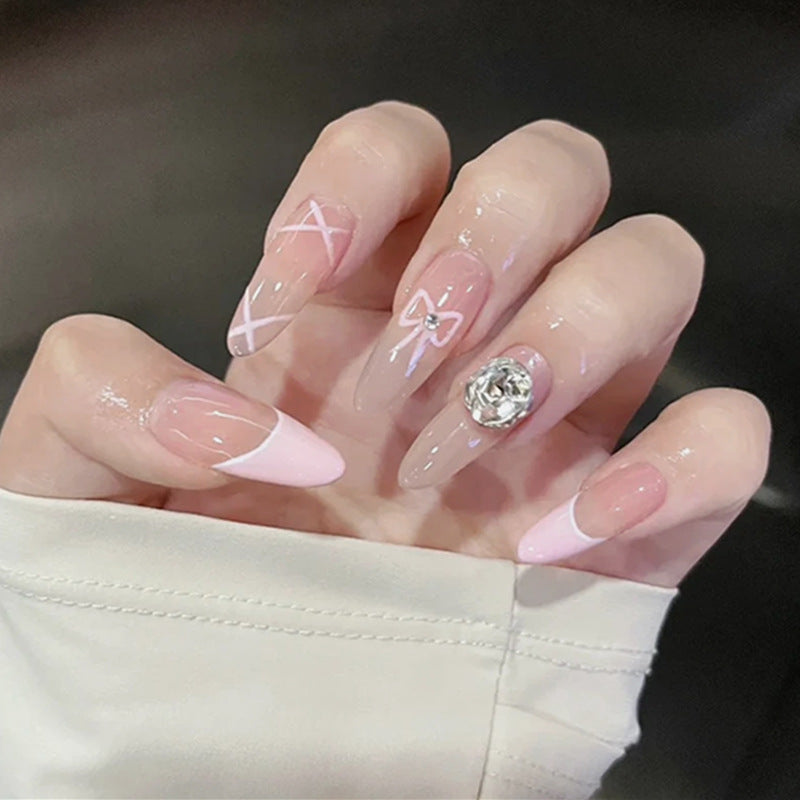 Kunstnagelset mit elegantem Design und traumhaften 3D-Applikationen Brehn