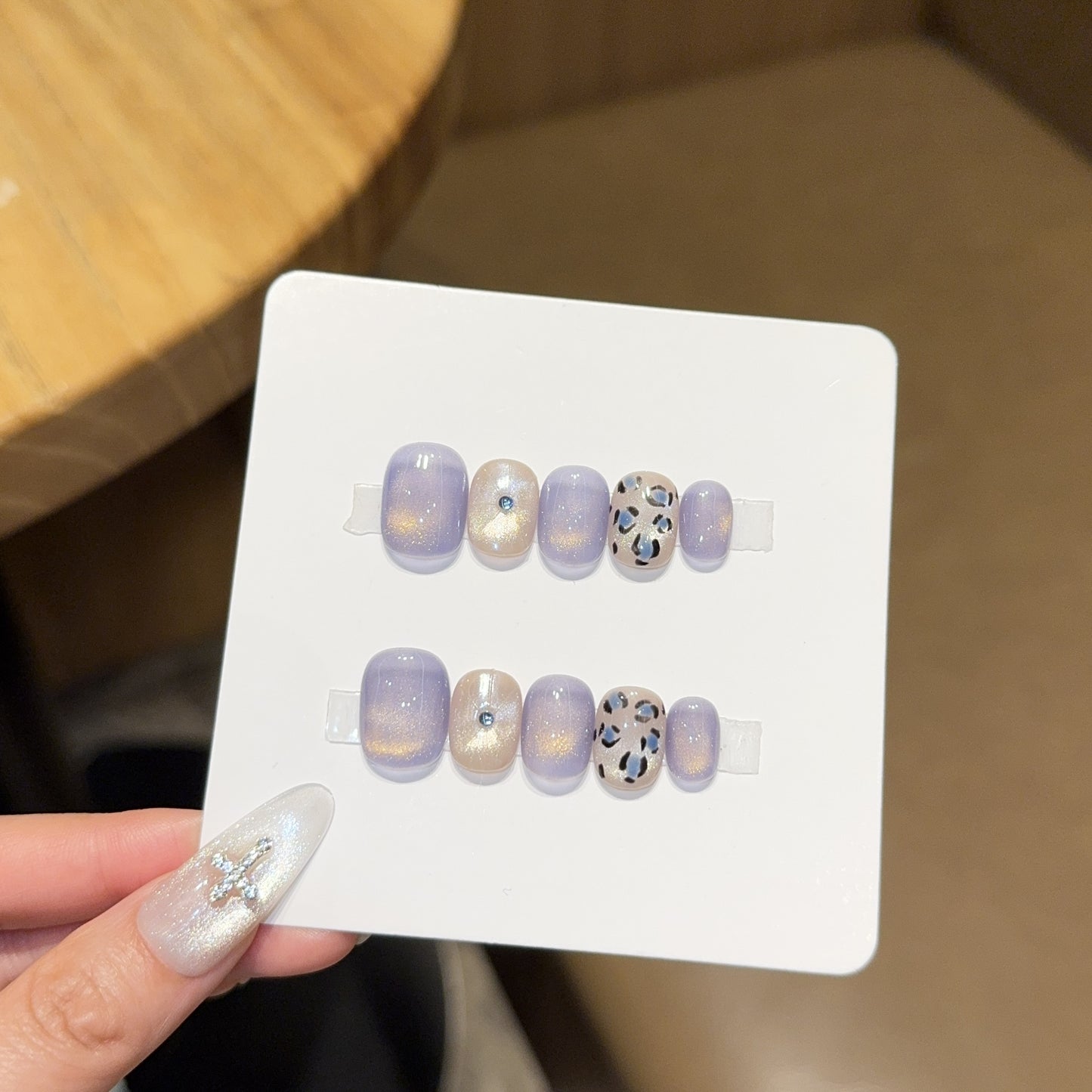 Glamouröse Kunstnägel mit Eleganten Glitzerelementen Brehn