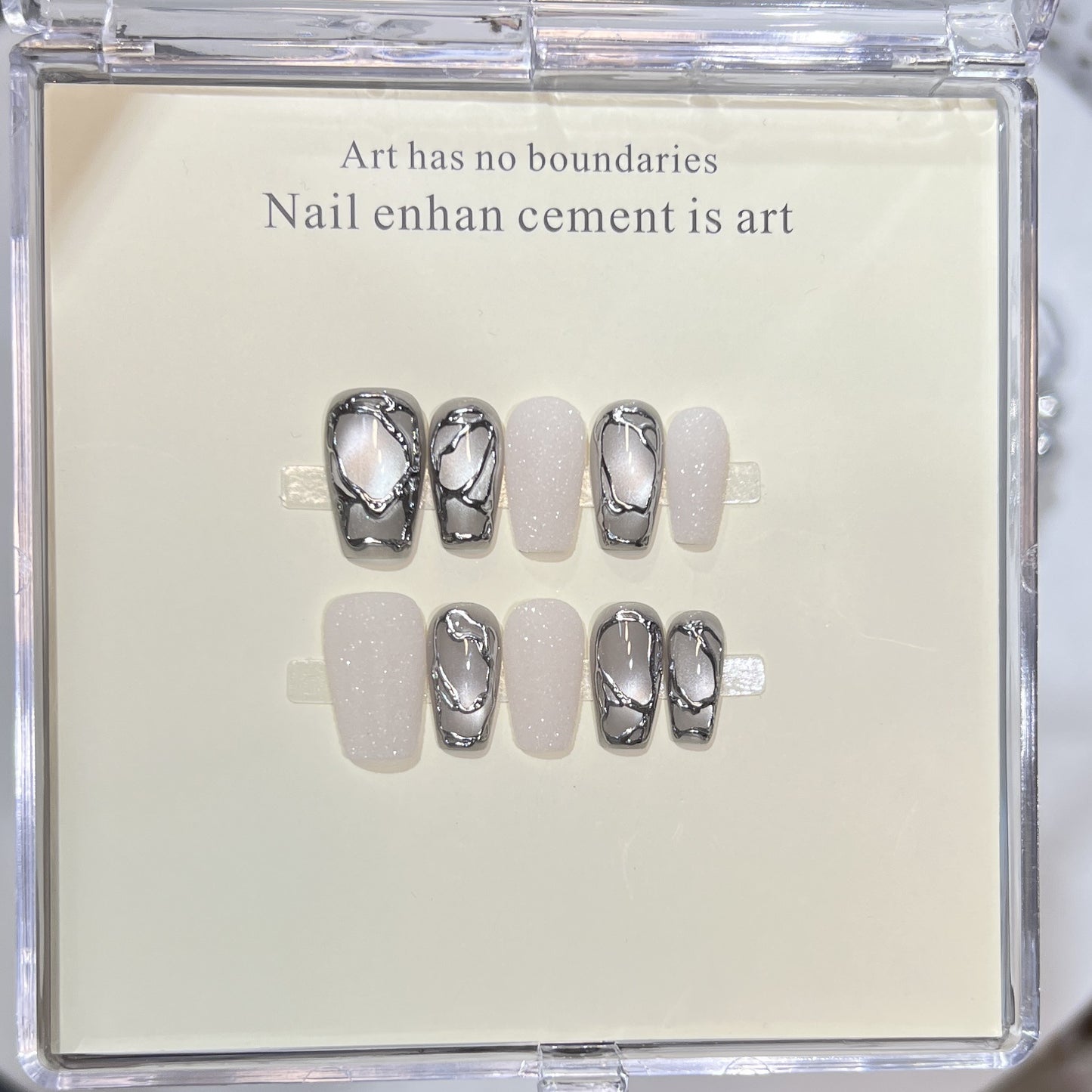 Elegantes Acryl Press-On Nagelkunstset mit metallischen Designelementen Brehn