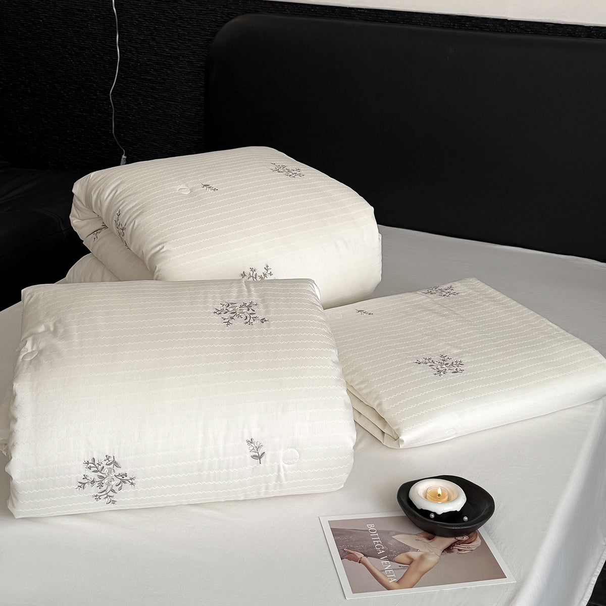 Gestepptes, besticktes Daunen-Alternativen Bettdecke mit floralem Motiv