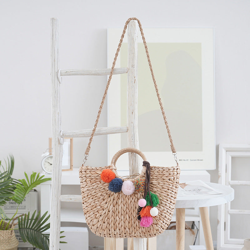 Korbtasche mit Bunten Pompons Brehn