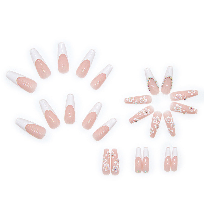 Kunstnagelset mit romantischen Blumendekoren und Glitzer-Akzenten Brehn