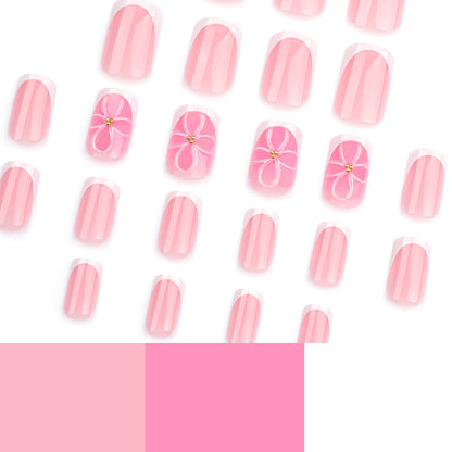 Kunstvolle Nagelkunst mit zarten Blüten und eleganter French-Spitze Brehn