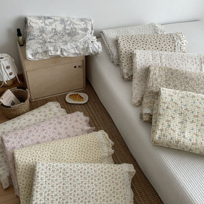 Gestepptes Rüschendes Floral Baumwollbettüberwurf-Set mit Spitzenbesatz Kissenbezügen