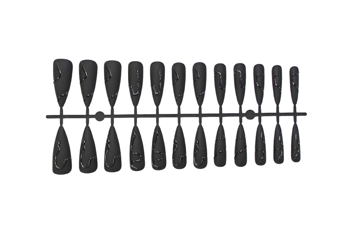 Kunstnagelset mit stylischen geometrischen Designs Brehn
