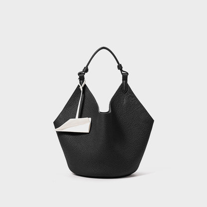 Schlaffes geprägtes Leder Hobo-Bucket-Tasche mit Oberarm und geometrischer Silhouette