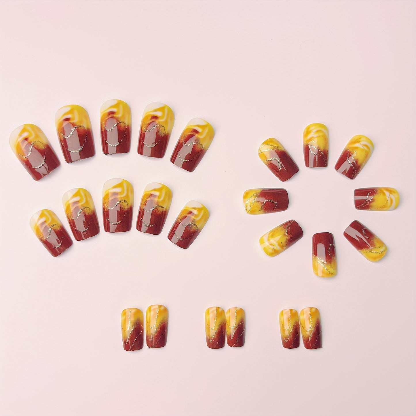 Kunstnagelset mit Marmoriertem Design und Goldakzenten Brehn