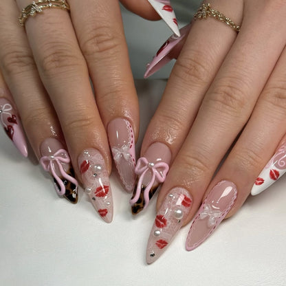 Kunstvolle Nagelkunst mit romantischem Herz- und Schleifenmotiv Brehn