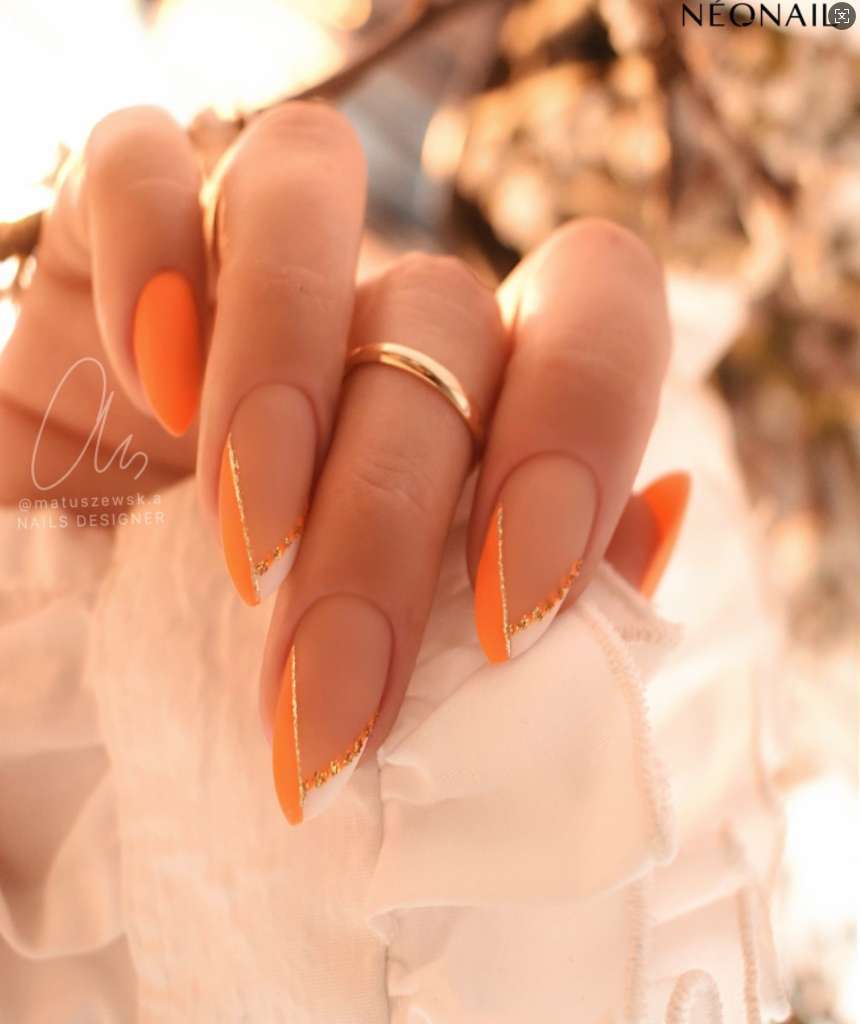Kunstnagelset mit elegantem mattierten Finish und goldenen Akzenten Brehn
