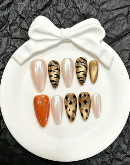 Dekoratives Press-On Nagelkunst-Set mit floralen und verspielten Designs