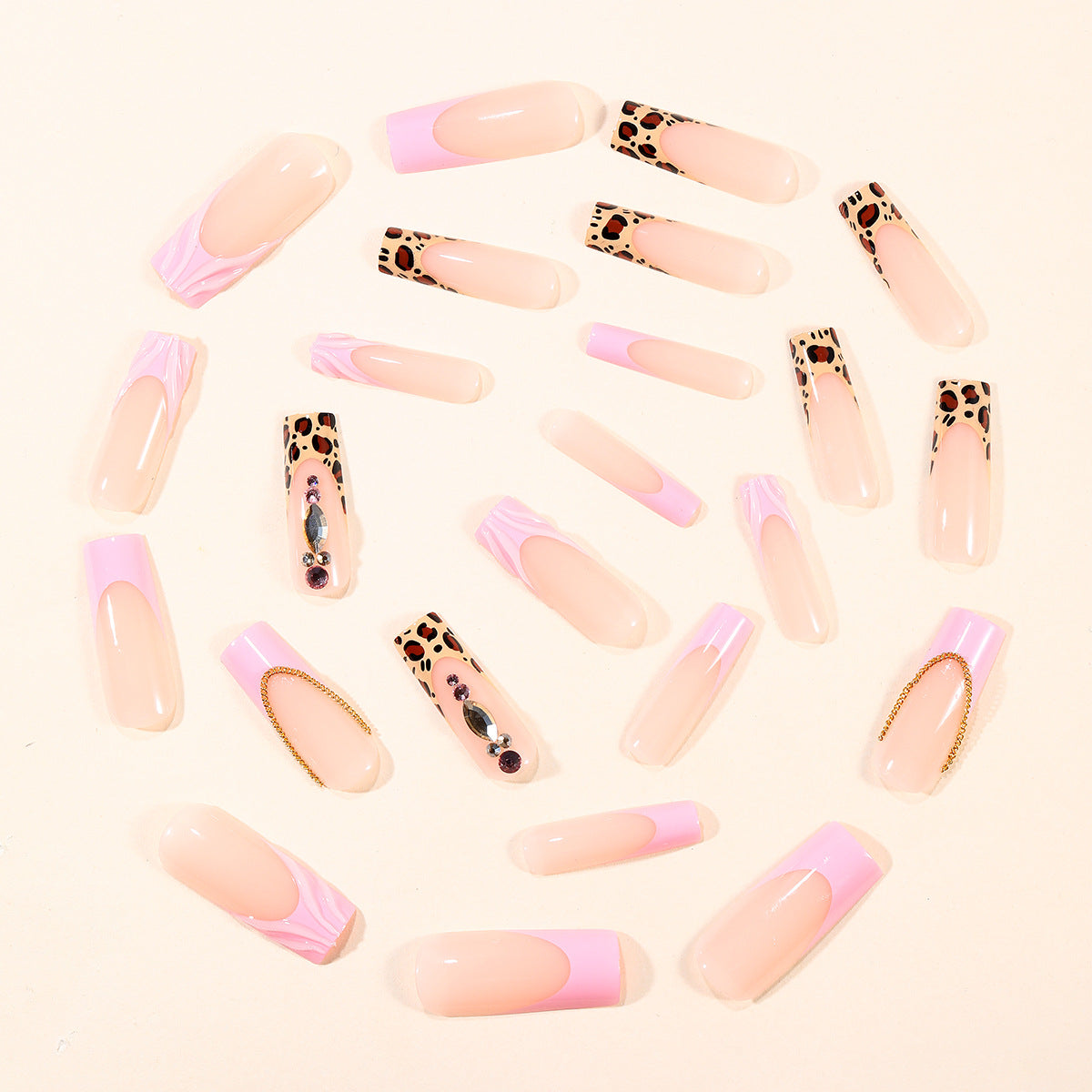 Elegante Stiletto Nagelkunstverlängerungen mit Leopardenmuster Brehn