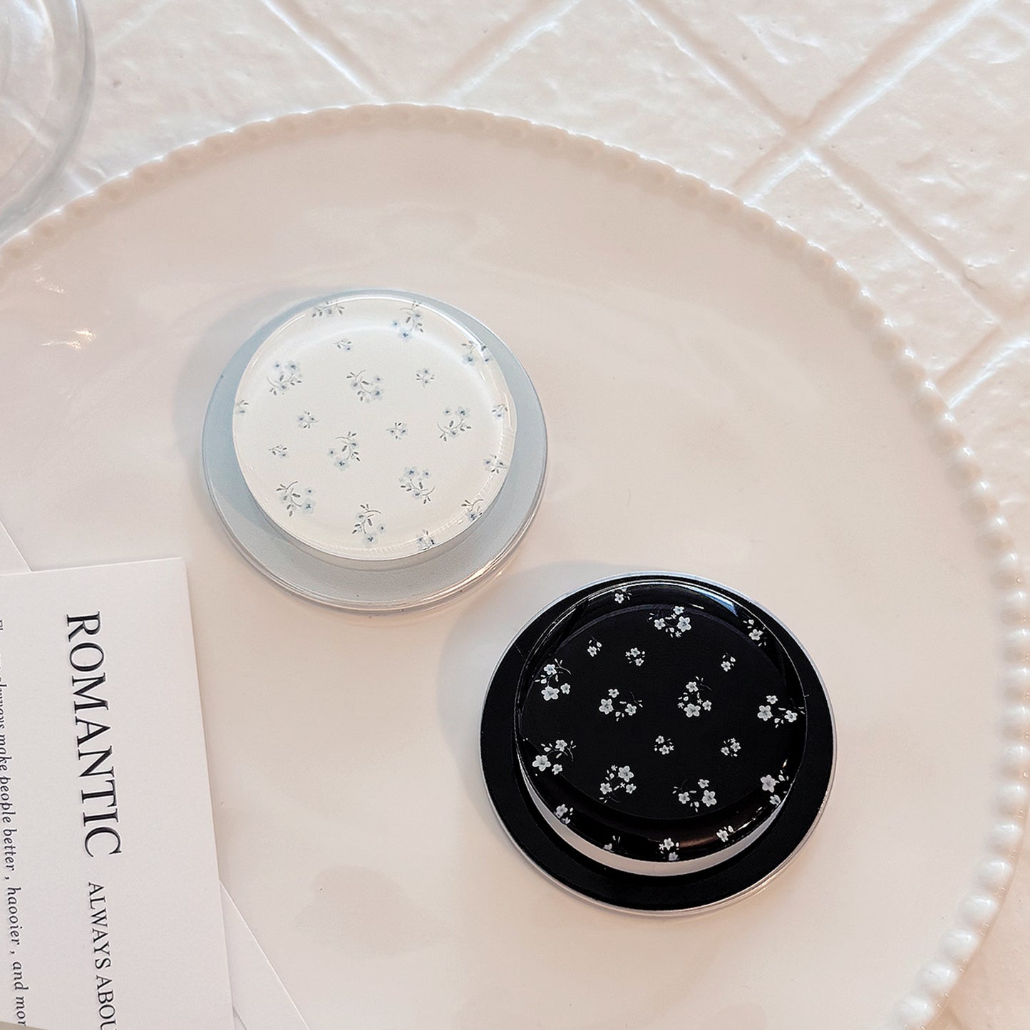 Dekorativer Keramik-Untersetzer mit floralem Design Brehn