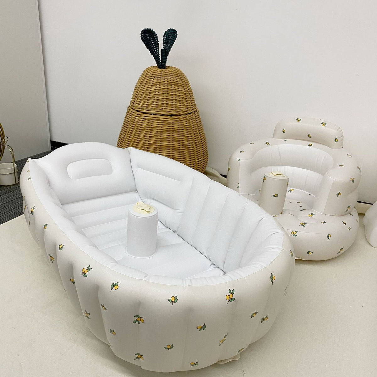 Aufblasbare Babybadewanne und Stützsitz-Set mit Zitronenmotiv und abnehmbarem Becherhalter