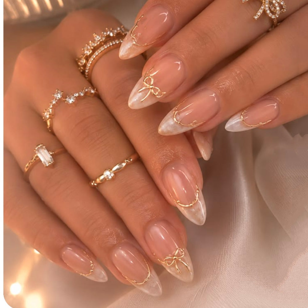 Elegante Stiletto Press-On Nägel mit metallischen Akzenten Brehn