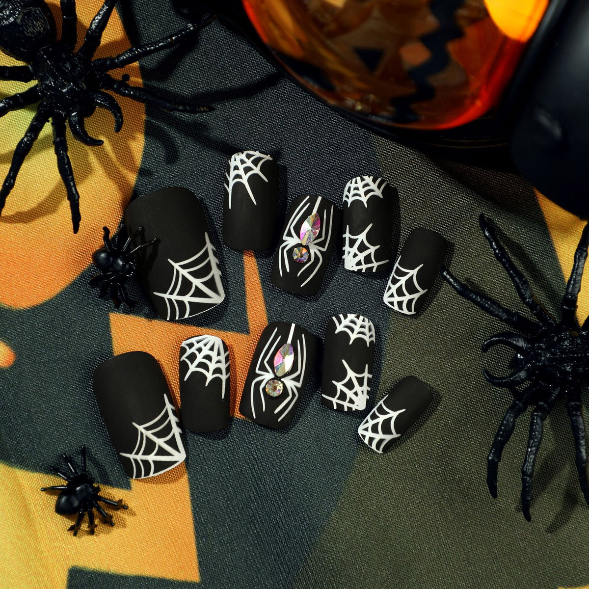 Kunstvolle Nagelverlängerungen mit Spinnen- und Spinnennetzdesign Brehn